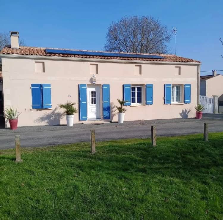 Maison avec panneaux solaires photovoltaïques installés