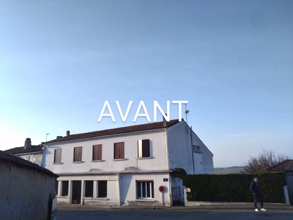 Grand bâtiment avant rénovation façade volets bois