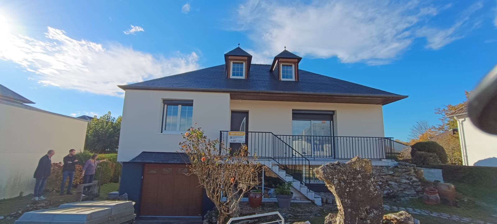 Maison après rénovation façade ITE avec clients et équipe PPF